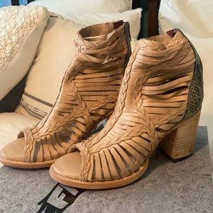 Freebird Bela Taupe Heel. NWT